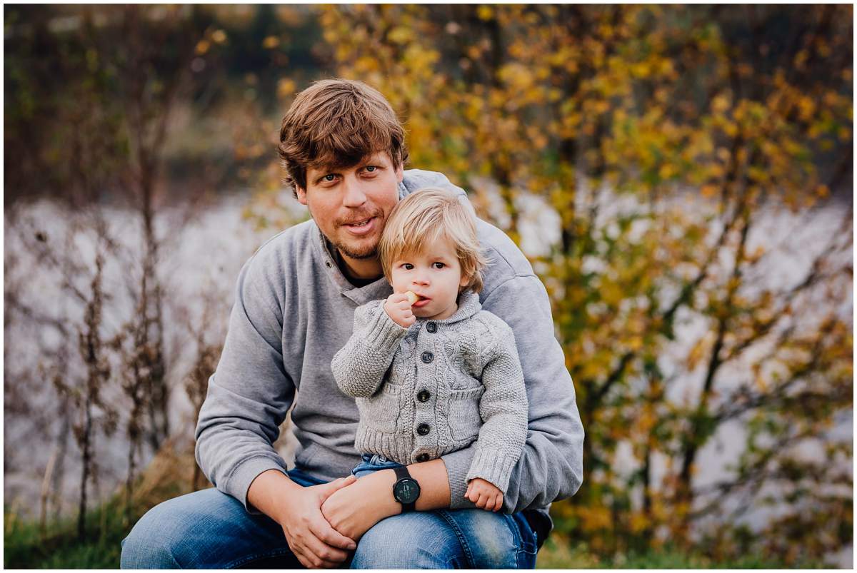 Herbstliches Familienshooting Familienfotos mit Kleinkind am Kemnader See in Hattingen