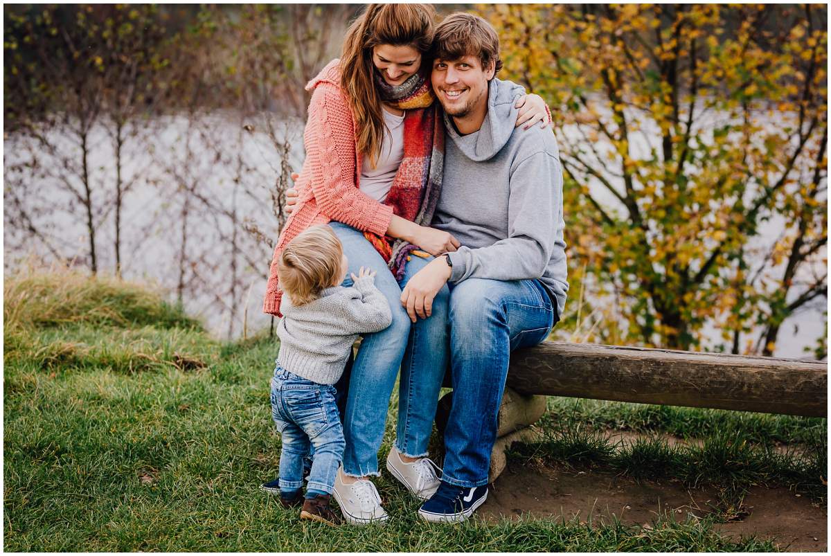 Herbstliches Familienshooting Familienfotos mit Kleinkind am Kemnader See in Hattingen