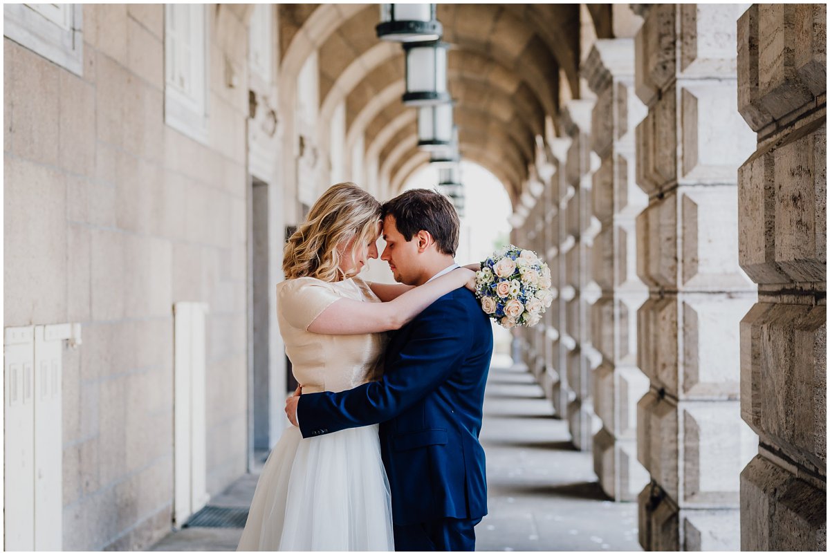 Brautpaarfotos zur standesamtlichen Hochzeit am Rathaus in Mülheim an der Ruhr