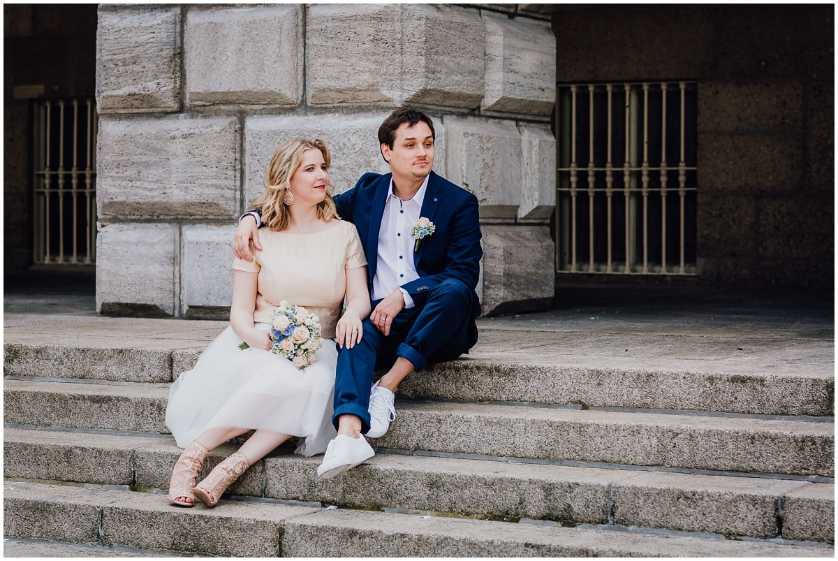 Brautpaarfotos zur standesamtlichen Hochzeit am Rathaus in Mülheim an der Ruhr