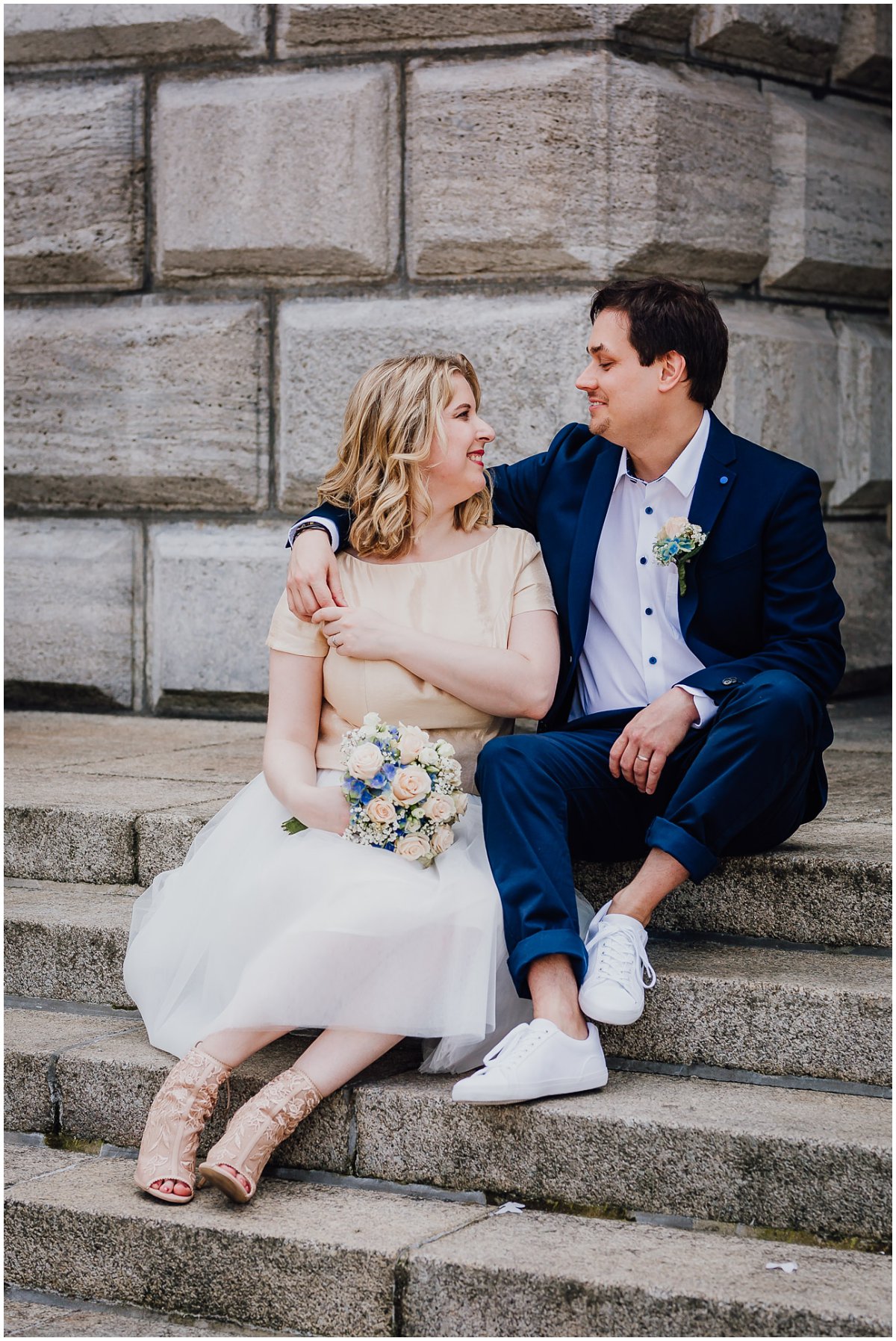 Brautpaarfotos zur standesamtlichen Hochzeit am Rathaus in Mülheim an der Ruhr