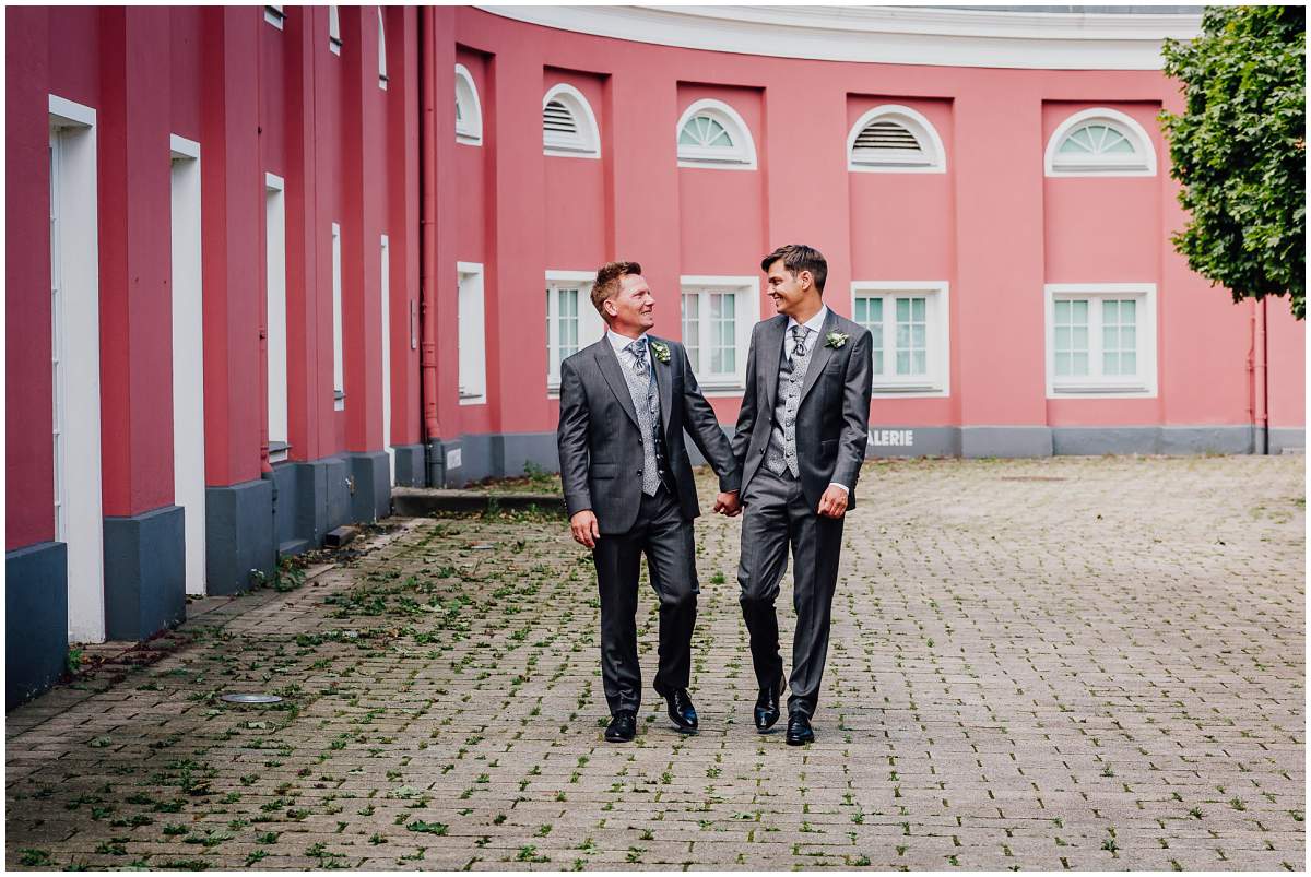 Brautpaarshooting mit zwei Männern nach der standesamtlichen Trauung im Schloss Oberhausen