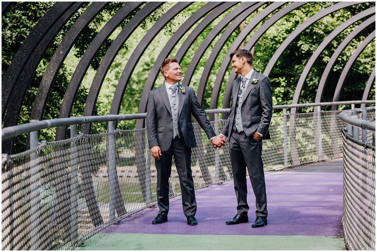 Brautpaarshooting mit zwei Männern auf der Slinky Springs to Fame Brücke nach der standesamtlichen Trauung im Schloss Oberhausen