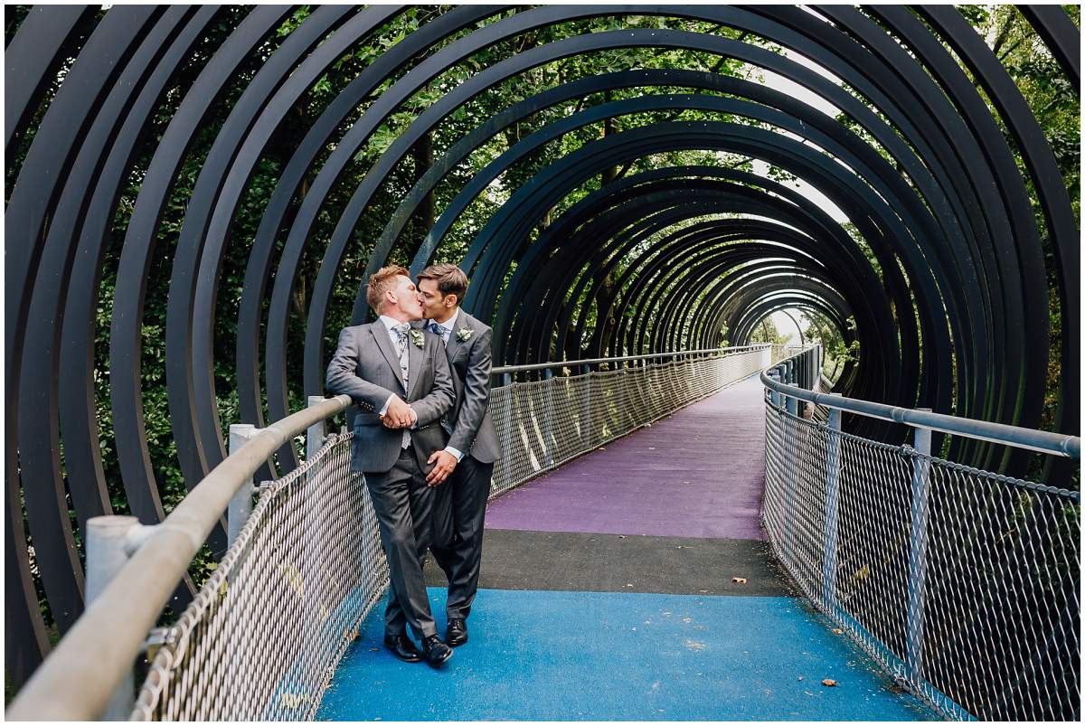 Brautpaarshooting mit zwei Männern auf der Slinky Springs to Fame Brücke nach der standesamtlichen Trauung im Schloss Oberhausen