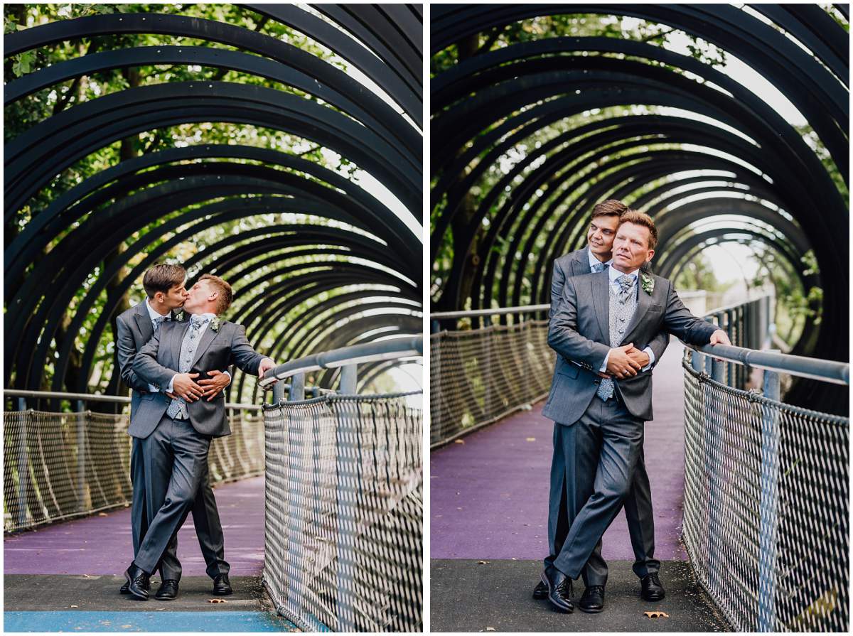 Brautpaarshooting mit zwei Männern auf der Slinky Springs to Fame Brücke nach der standesamtlichen Trauung im Schloss Oberhausen