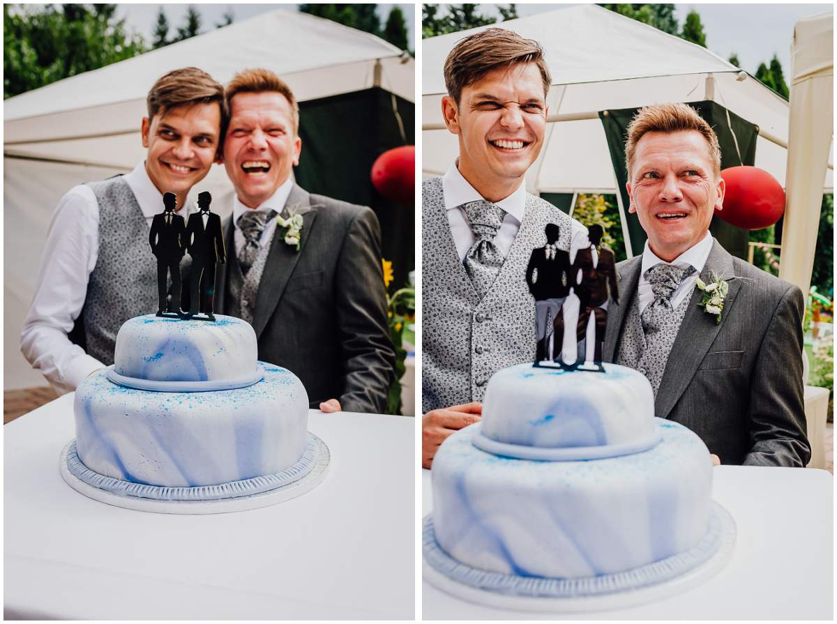 Anschneiden der Hochzeitstorte auf der Gartenparty nach der standesamtlichen Trauung im Schloss Oberhausen