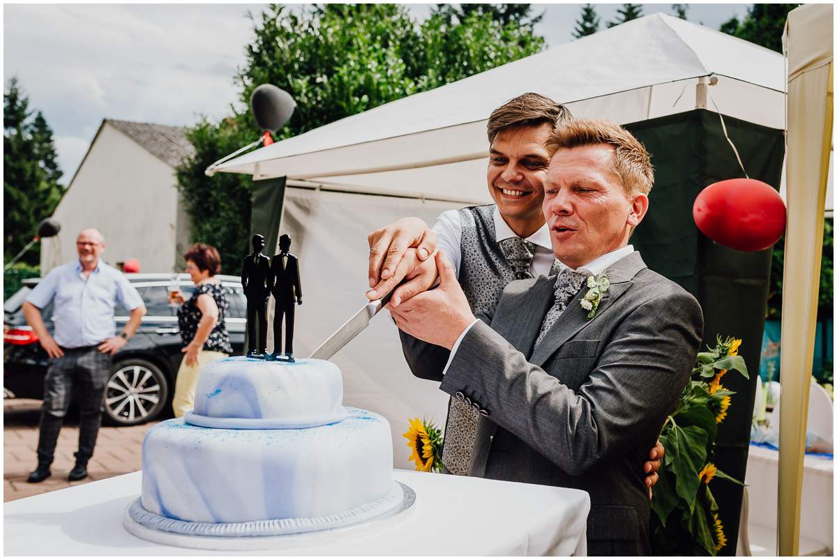 Anschneiden der Hochzeitstorte auf der Gartenparty nach der standesamtlichen Trauung im Schloss Oberhausen