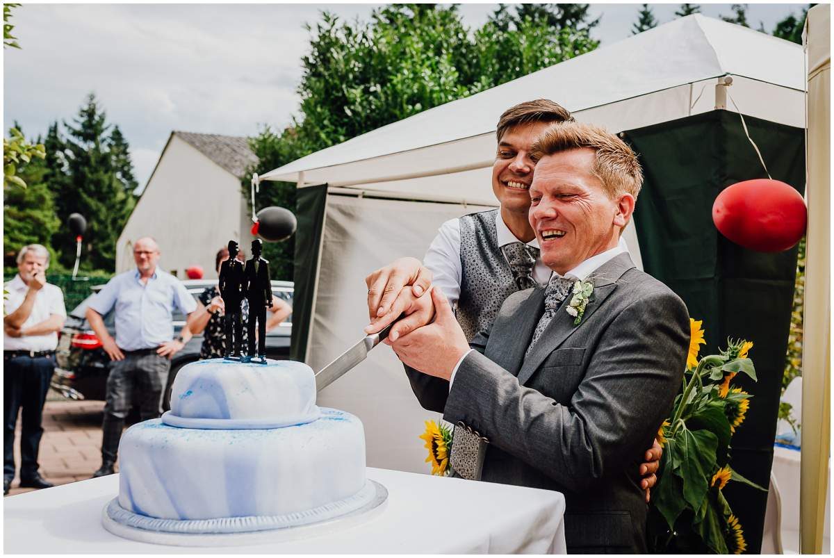 Anschneiden der Hochzeitstorte auf der Gartenparty nach der standesamtlichen Trauung im Schloss Oberhausen