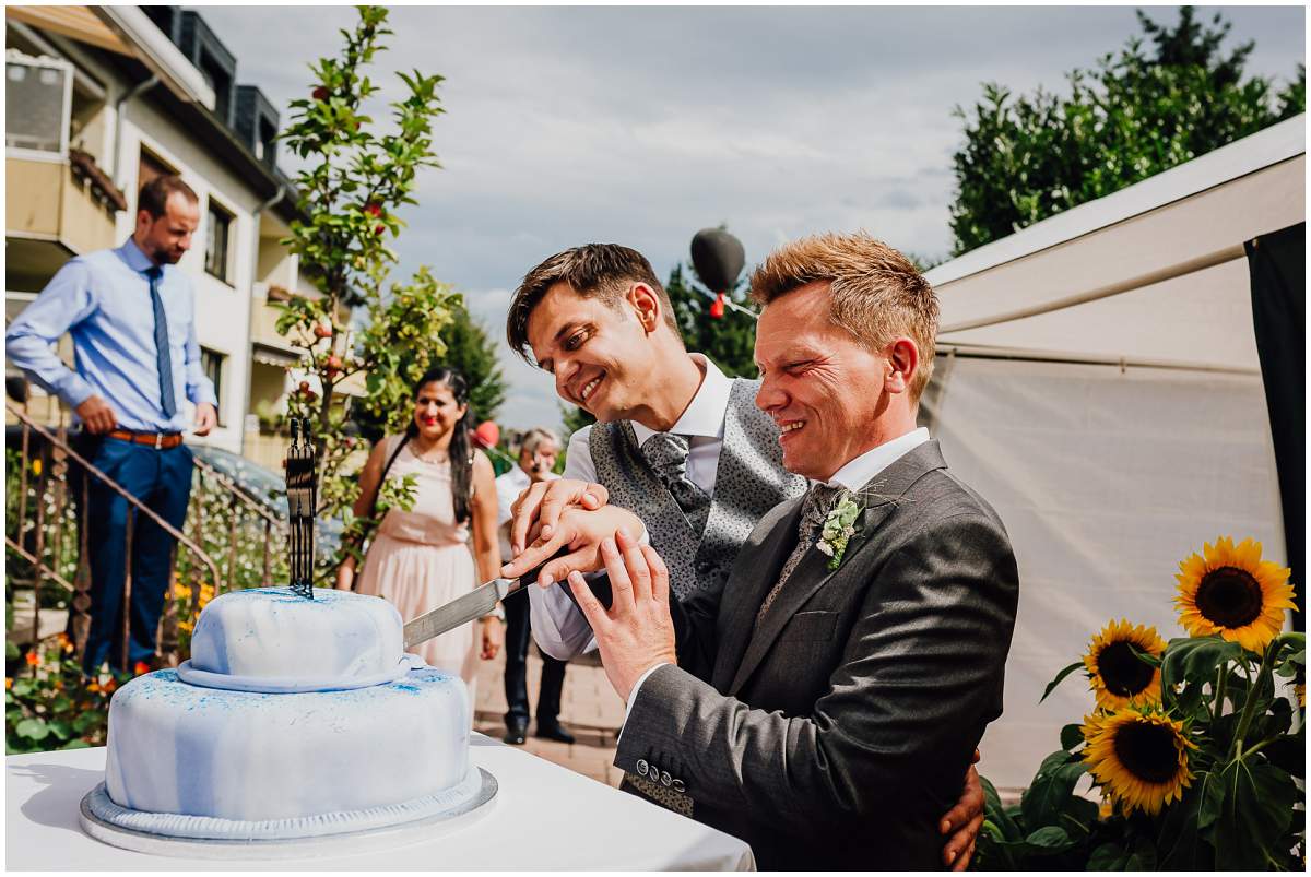 Anschneiden der Hochzeitstorte auf der Gartenparty nach der standesamtlichen Trauung im Schloss Oberhausen