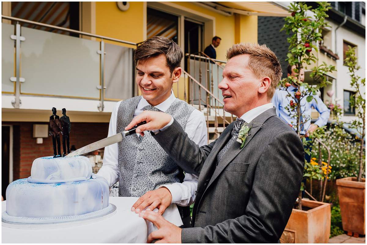 Anschneiden der Hochzeitstorte auf der Gartenparty nach der standesamtlichen Trauung im Schloss Oberhausen