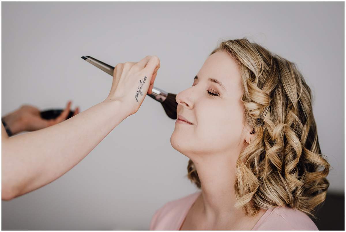 Getting Ready der Braut vor der kirchlichen Hochzeit in Mülheim an der Ruhr