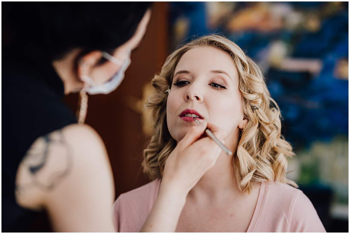 Getting Ready der Braut vor der kirchlichen Hochzeit in Mülheim an der Ruhr