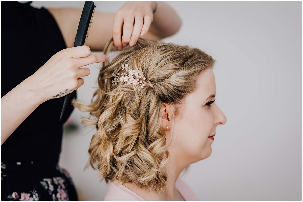 Getting Ready der Braut vor der kirchlichen Hochzeit in Mülheim an der Ruhr