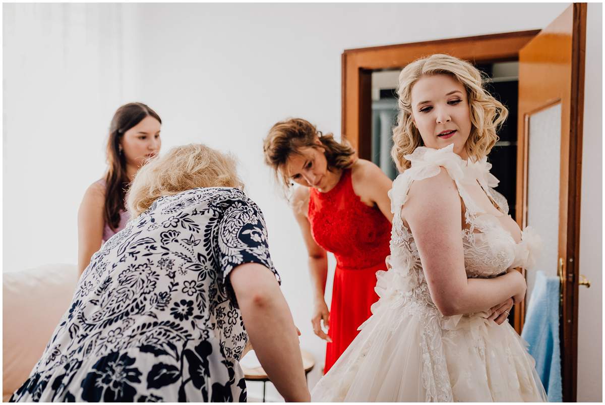 Getting Ready der Braut vor der kirchlichen Hochzeit in Mülheim an der Ruhr