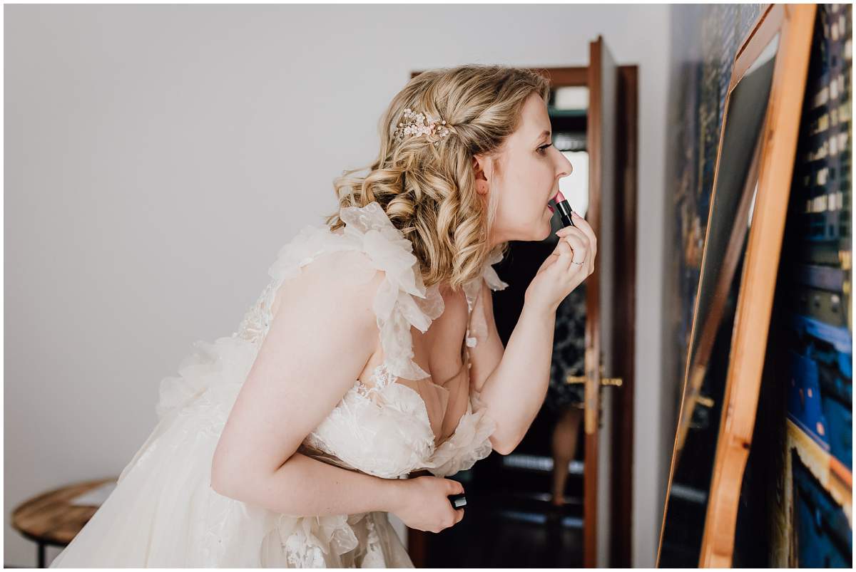 Getting Ready der Braut vor der kirchlichen Hochzeit in Mülheim an der Ruhr