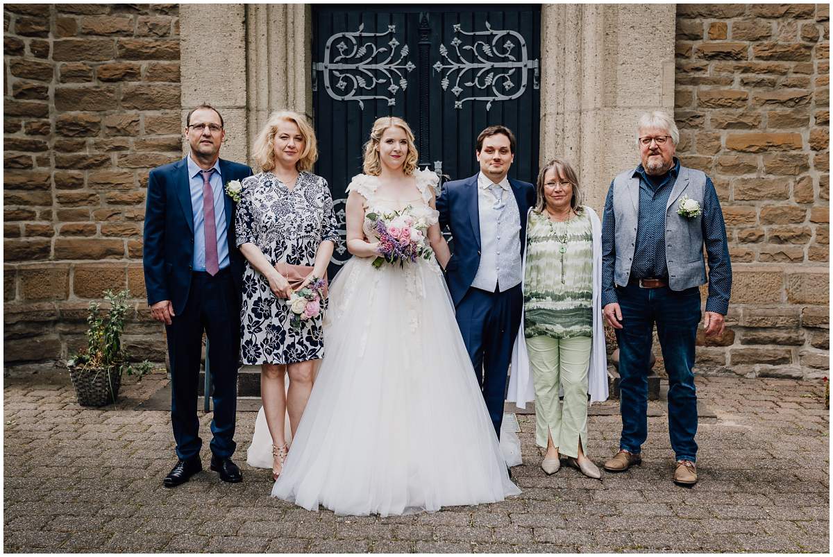 Gruppenfotos nach der kirchlichen Trauung in Mülheim an der Ruhr