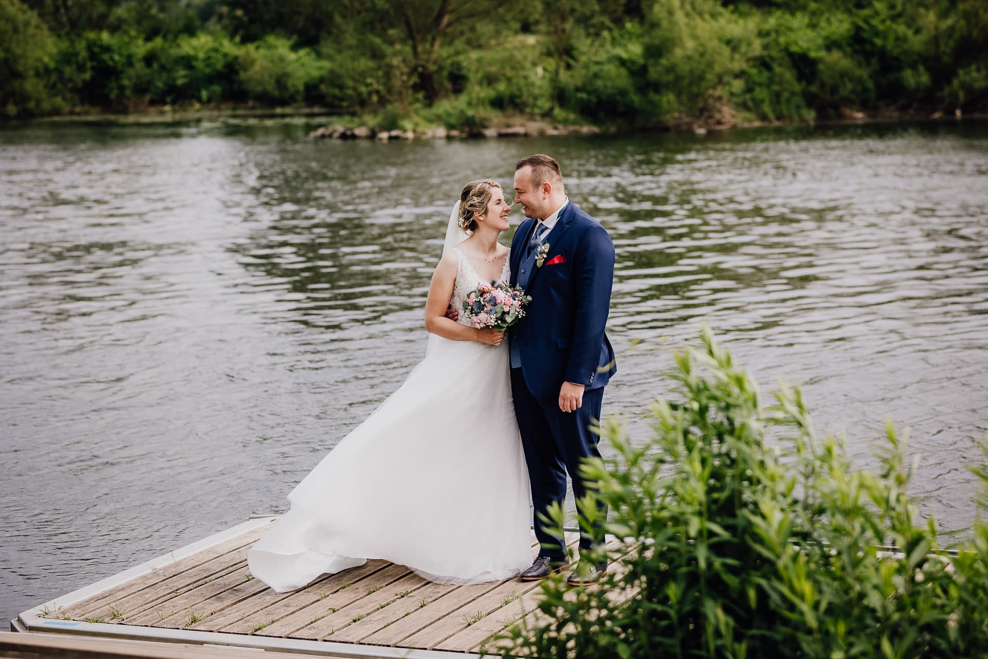 Hochzeitsfotograf Bochum, Brautpaar an der Ruhr in Bochum-Stiepel