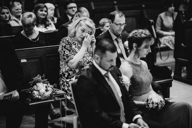 Hochzeitsfotograf Ruhrgebiet kirchliche Trauung Brautmutter weint